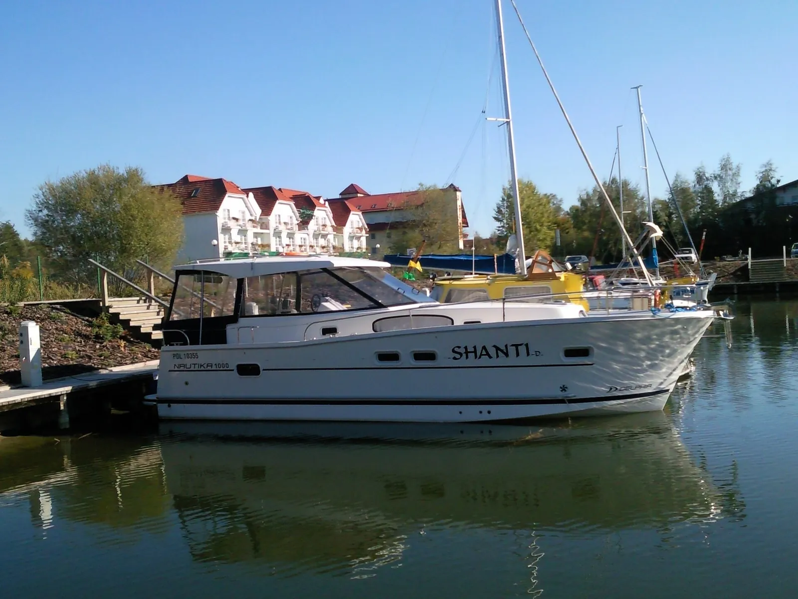 Delphia Escape 1050 im Hafen – Foto: Paweł Drozd aka Drozdp, CC BY-SA 3.0